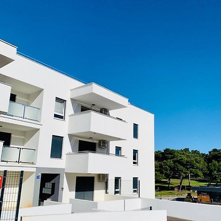 Apartment Alexandra erste Linie vor Meer und Kamenjak Premantura Buitenkant foto