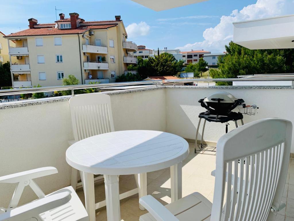 Apartment Alexandra erste Linie vor Meer und Kamenjak Premantura Buitenkant foto